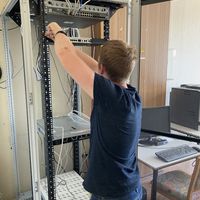Mitarbeiter installiert Serverschrank
