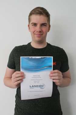 KID-Azubi Dennis Vogt erhält LANCOM-Zertifikat