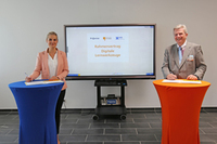 Foto: Andrea Pape (v.l.) Hannah Otto, Prowise Education Advisor; Dr. Michael Wandersleb, Vorstandsvorsitzender KITU und Geschäftsführer KID
