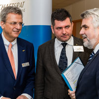 Minister Prof. Dr. Armin Willingmann, Sirko Scheffler und Dr. Michael Wandersleb im Gespräch - Foto: Dirk Dreschel